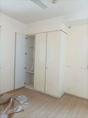 Room in 4 BHK Apartment at DLF The Belaire, Sector 54 – for Sale