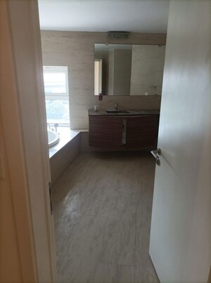 Room in 4 BHK Apartment at DLF The Belaire, Sector 54 – for Sale