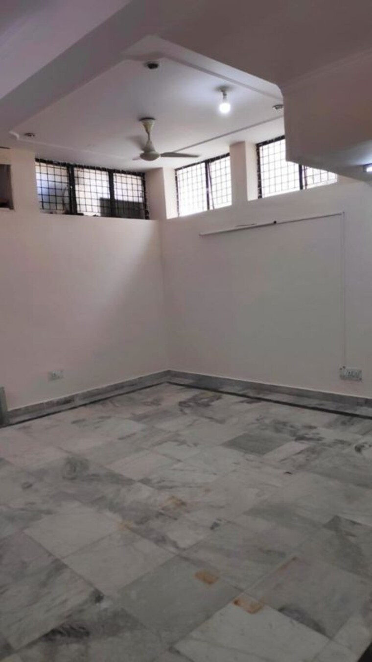 Room, sector 30 1.5 Bedroom 650 Sq.Ft. Villa In Sector 30 Noida 10605905