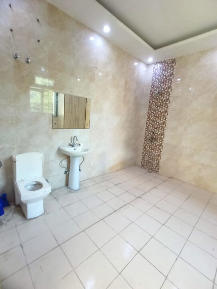 Bathroom, sector 29 2.5 Bedroom 300 Sq.Mt. Villa In Sector 29 Noida 10605915