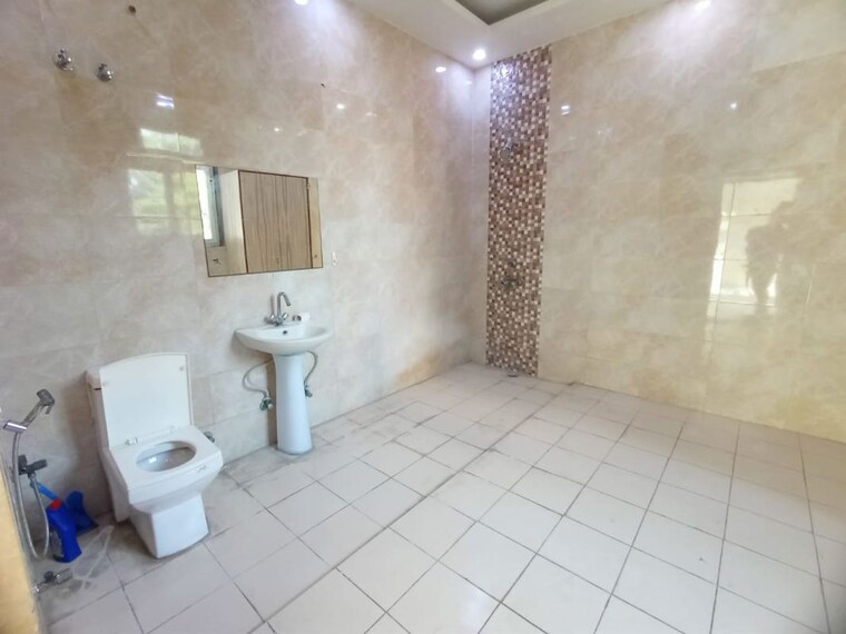 Bathroom, sector 29 2.5 Bedroom 300 Sq.Mt. Villa In Sector 29 Noida 10605915