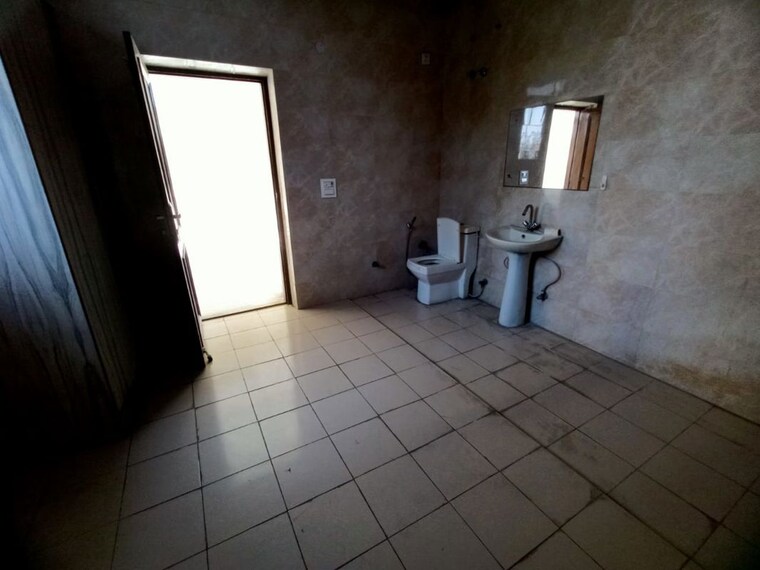 Bathroom, sector 29 2.5 Bedroom 300 Sq.Mt. Villa In Sector 29 Noida 10605915
