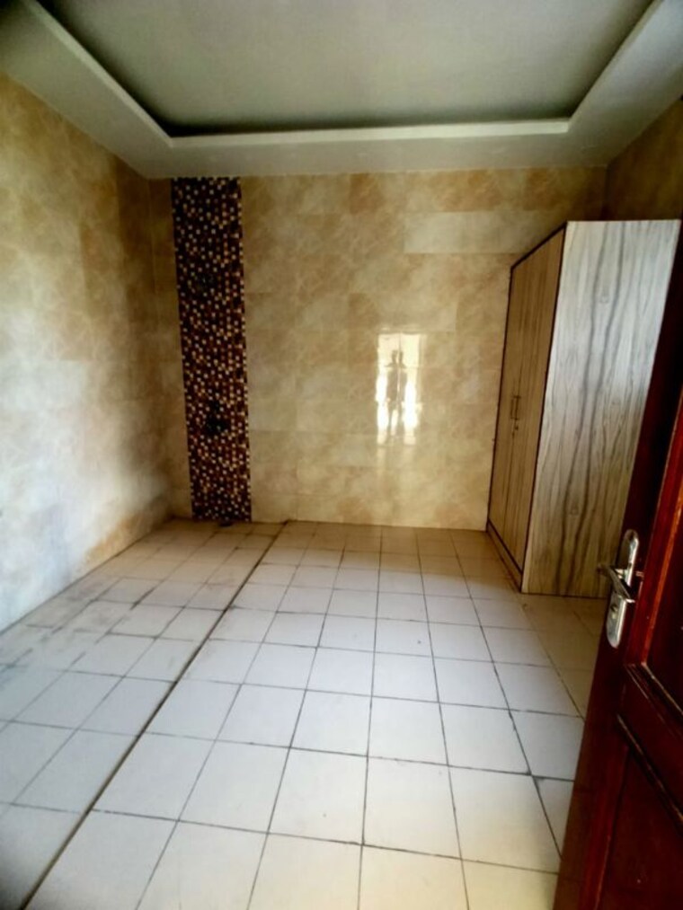 Room, sector 29 2.5 Bedroom 300 Sq.Mt. Villa In Sector 29 Noida 10605915