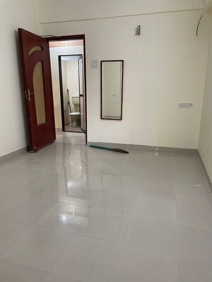 Room in 1 BHK Apartment at Khar West – for Rent