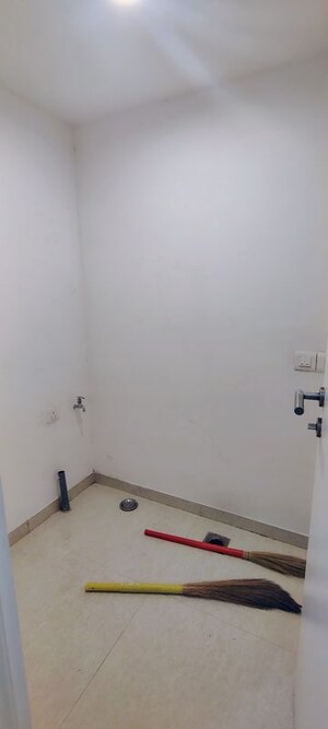 Room in 3 BHK Apartment at Hiranandani Estate, Ghodbunder Road – for Rent