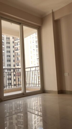 Room in 3 BHK Apartment at Amrapali Silicon City, Sector 76 – for Sale