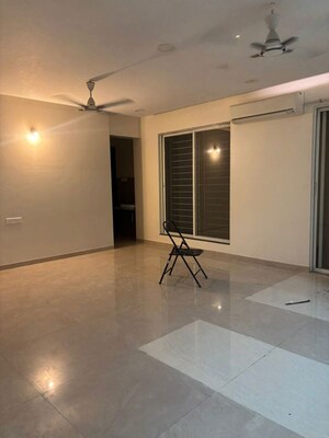 Room in 4 BHK Apartment at Erandwane – for Rent