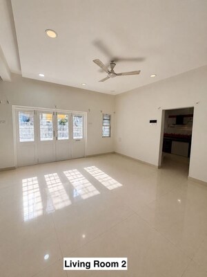 Room in 4 BHK Apartment at Chintamani Trimurti, Law College Road – for Rent