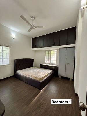 Bedroom in 4 BHK Apartment at Chintamani Trimurti, Law College Road – for Rent