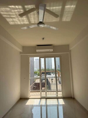 Room in 3 BHK Apartment at Smart World Orchard, Sector 61 – for Rent