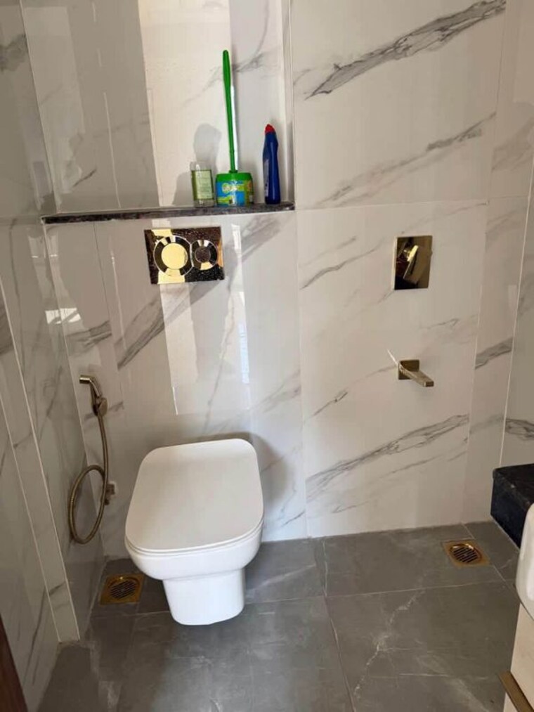Bathroom, smart-world-orchard 3 Bedroom 1622 Sq.Ft. Apartment In Sector 61 Gurgaon 10606038