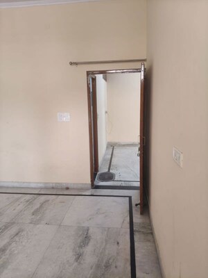 Room in 3 BHK Builder Floor at Sector 9 – for Rent