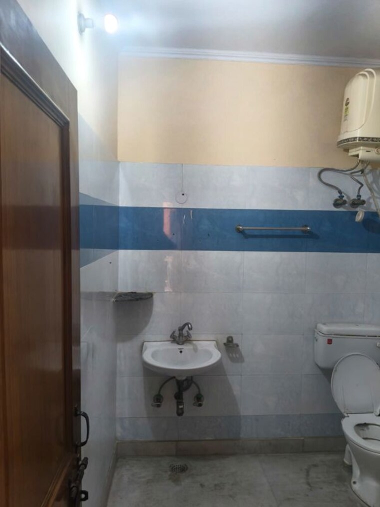 Bathroom, sector 9 3 Bedroom 263 Sq.Yd. Builder Floor In Sector 9 Gurgaon 10605670