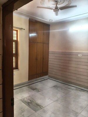 Room in 3 BHK Builder Floor at Sector 9 – for Rent