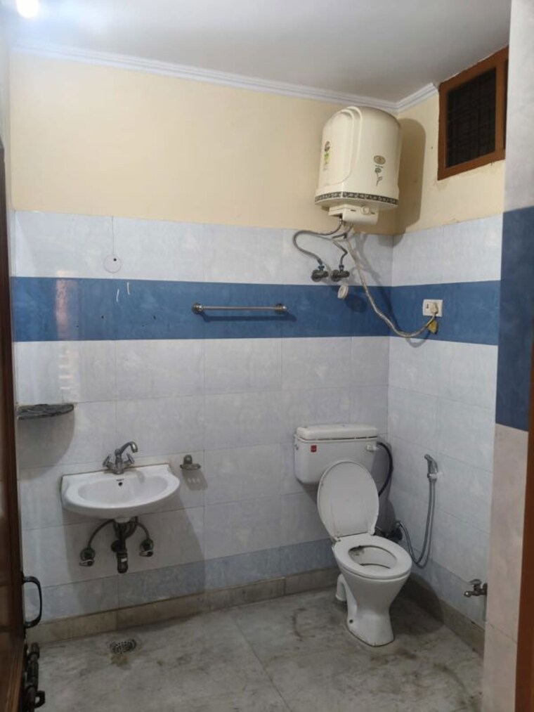 Bathroom, sector 9 3 Bedroom 263 Sq.Yd. Builder Floor In Sector 9 Gurgaon 10605670