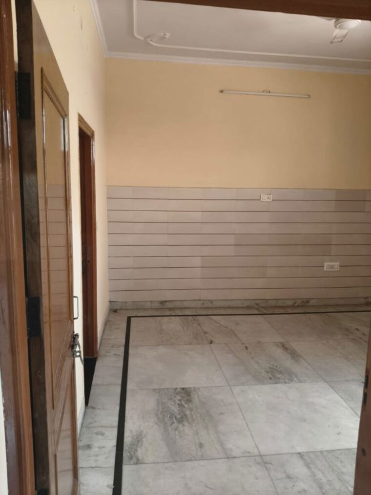Bathroom, sector 9 3 Bedroom 263 Sq.Yd. Builder Floor In Sector 9 Gurgaon 10605670
