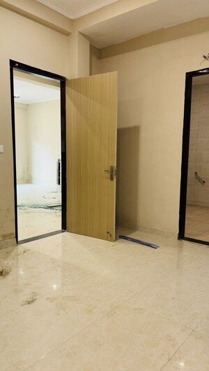 Room in 3.5 BHK Builder Floor at Sector 16b Greater Noida – for Sale