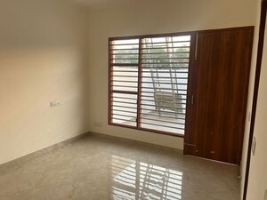 Room in 3 BHK Independent House at Sector 27 – for Rent