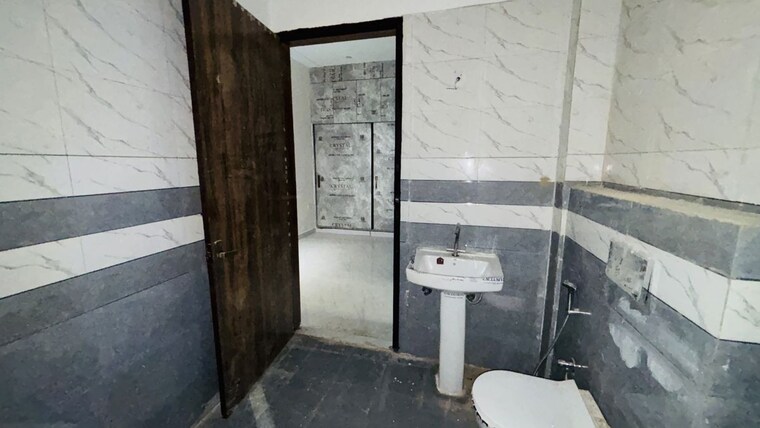 Bathroom, vaidpura 3.5 Bedroom 2525 Sq.Ft. Villa In Vaidpura Greater Noida 10606370
