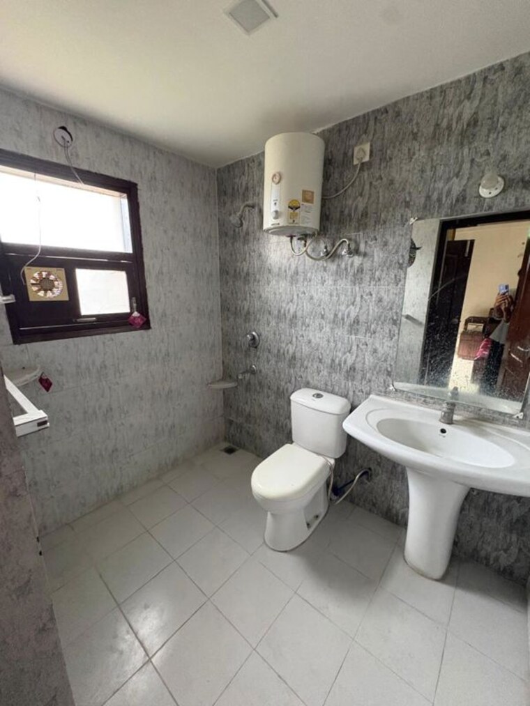 Bathroom, gmada-eco-city 3 Bedroom 2700 Sq.Ft. Independent House In North Mullanpur Chandigarh 10606399
