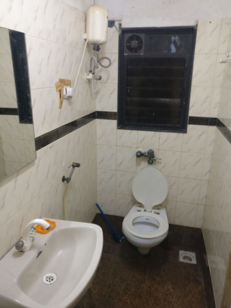 Bathroom, arshie-complex 3 Bedroom 1500 Sq.Ft. Apartment In Versova Mumbai 10606342