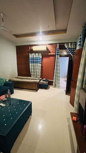 Living Room in 3.5 BHK Apartment at Omaxe R2, Gomti Nagar – for Rent