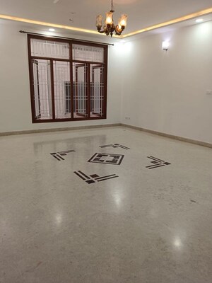Room in 3 BHK Builder Floor at 5th Block – for Rent