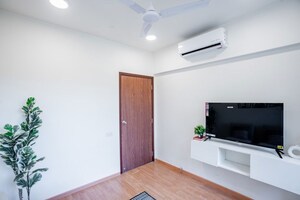 Room in 2.5 BHK Apartment at Oberoi Realty Splendor, Andheri East – for Sale