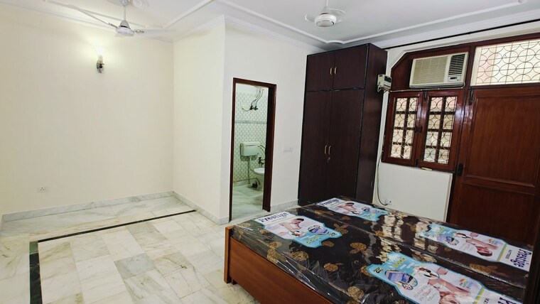 Bedroom, east of kailash 3 Bedroom 150 Sq.Yd. Builder Floor In East Of Kailash Delhi 10325064