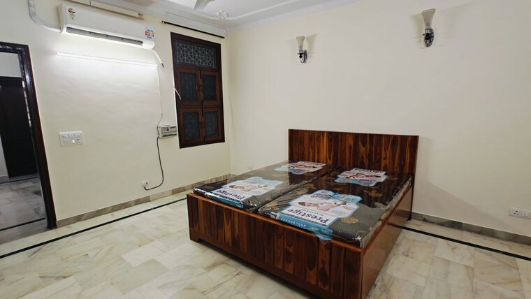 Bedroom, east of kailash 3 Bedroom 150 Sq.Yd. Builder Floor In East Of Kailash Delhi 10325064
