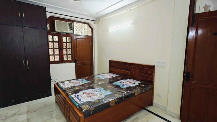 Bedroom, east of kailash 3 Bedroom 150 Sq.Yd. Builder Floor In East Of Kailash Delhi 10325064