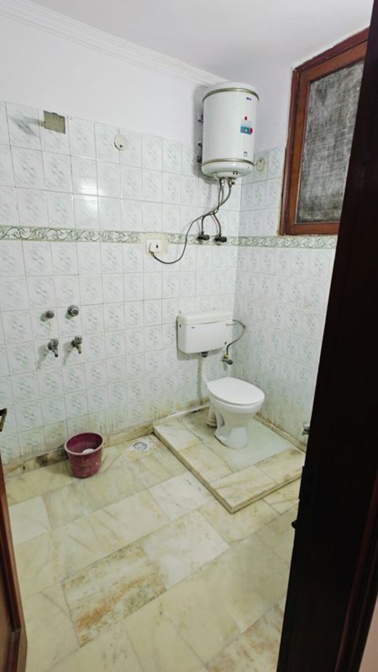 Bathroom, east of kailash 3 Bedroom 150 Sq.Yd. Builder Floor In East Of Kailash Delhi 10325064