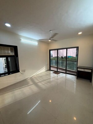 Room in 3 BHK Apartment at Dheeraj Devika, Bandra West – for Rent