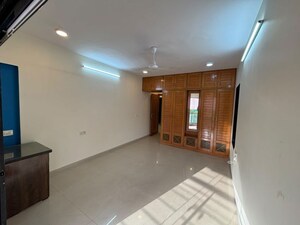 Room in 3 BHK Apartment at Dheeraj Devika, Bandra West – for Rent