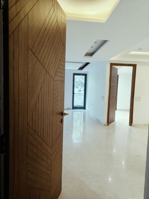 Room in 4 BHK Builder Floor at DLF Royale Residences, Dlf Phase I – for Sale