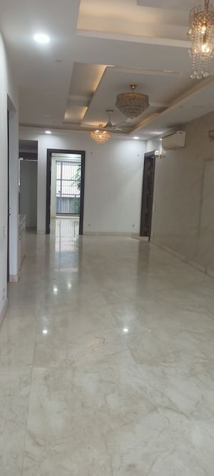 Room in 3 BHK Builder Floor at Mohit House, Sushant Lok I – for Rent