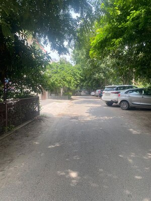 Parking in 6 BHK Independent House at Green Park Extension – for Sale