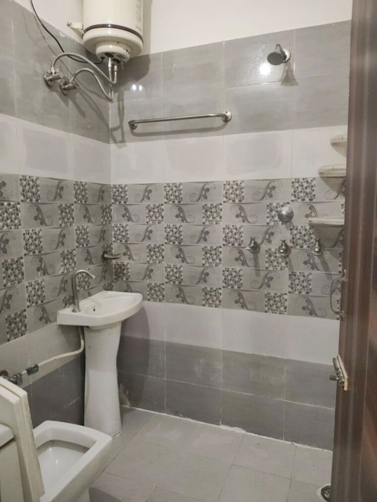 Bathroom, highland-park-chandigarh 2 Bedroom 950 Sq.Ft. Apartment In Bhabat Zirakpur 10606571