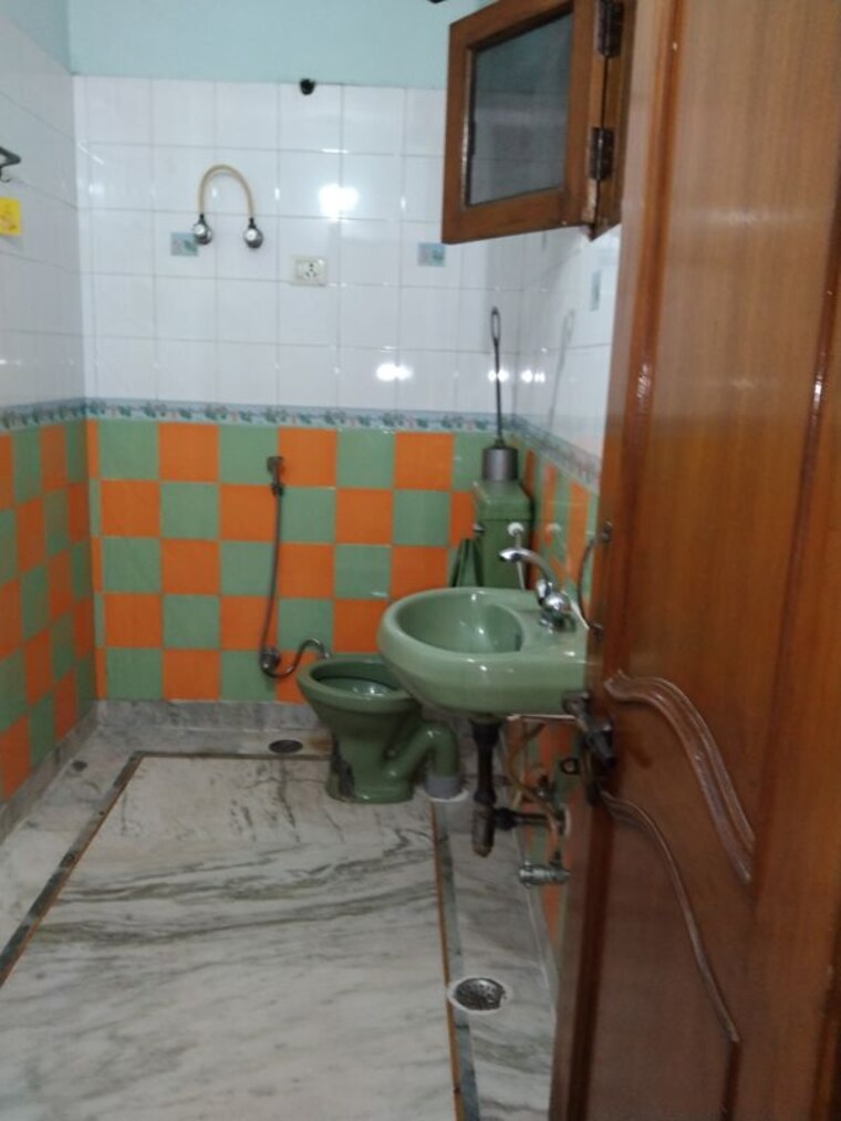 Bathroom, sector 21 2.5 Bedroom 1200 Sq.Ft. Villa In Sector 21 Gurgaon 10606588