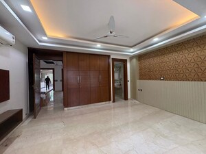 Room in 3 BHK Builder Floor at Sushant Lok I – for Rent