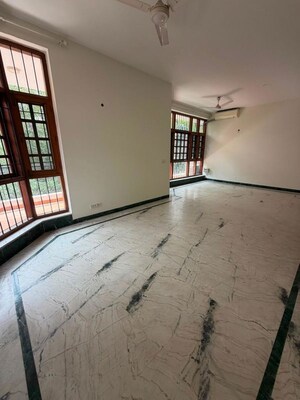 Room in 3 BHK Builder Floor at Dlf Phase I – for Rent