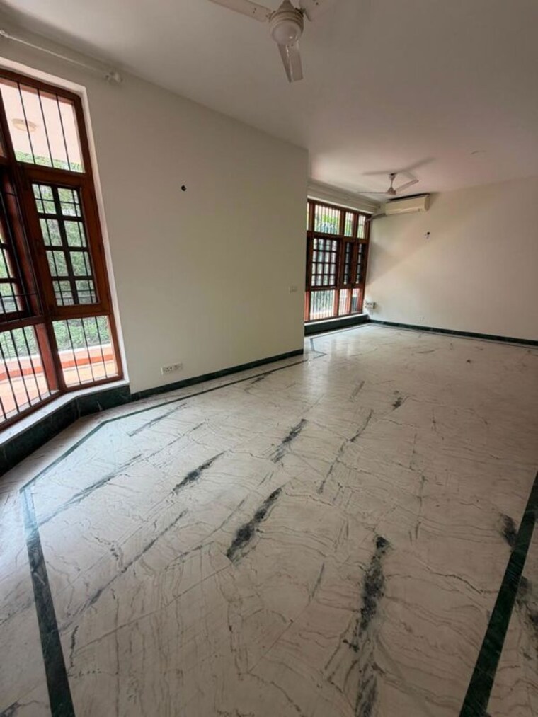 Room, dlf phase i 3 Bedroom 500 Sq.Yd. Builder Floor In Dlf Phase I Gurgaon 10606615