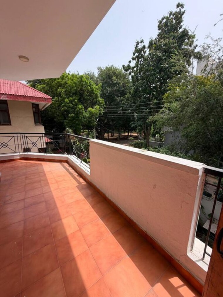 Balcony, dlf phase i 3 Bedroom 500 Sq.Yd. Builder Floor In Dlf Phase I Gurgaon 10606615
