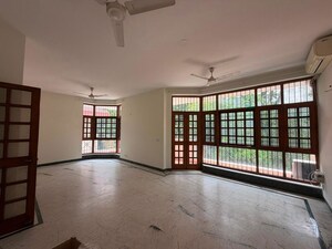 Room in 3 BHK Builder Floor at Dlf Phase I – for Rent