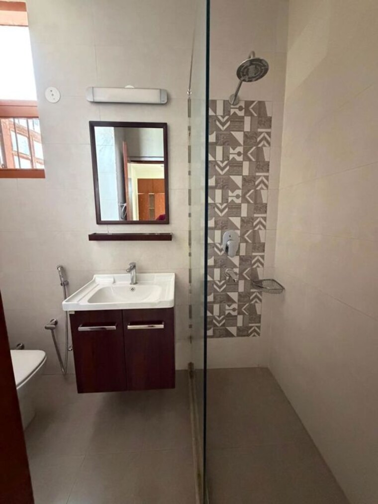 Bathroom, dlf phase i 3 Bedroom 500 Sq.Yd. Builder Floor In Dlf Phase I Gurgaon 10606615