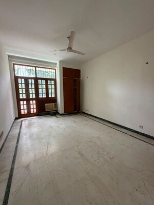 Room in 3 BHK Builder Floor at Dlf Phase I – for Rent