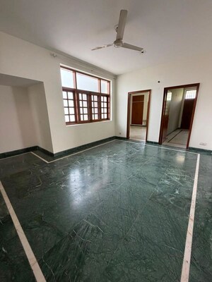 Room in 3 BHK Builder Floor at Dlf Phase I – for Rent