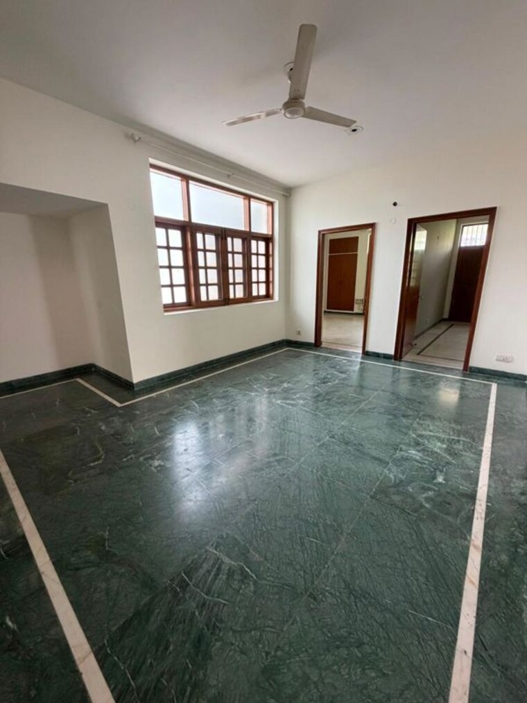 Room, dlf phase i 3 Bedroom 500 Sq.Yd. Builder Floor In Dlf Phase I Gurgaon 10606615