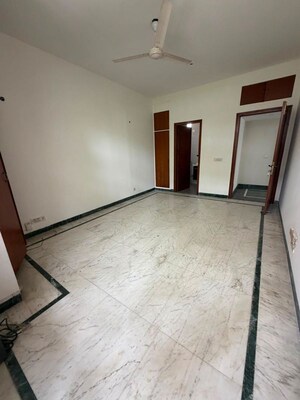 Room in 3 BHK Builder Floor at Dlf Phase I – for Rent