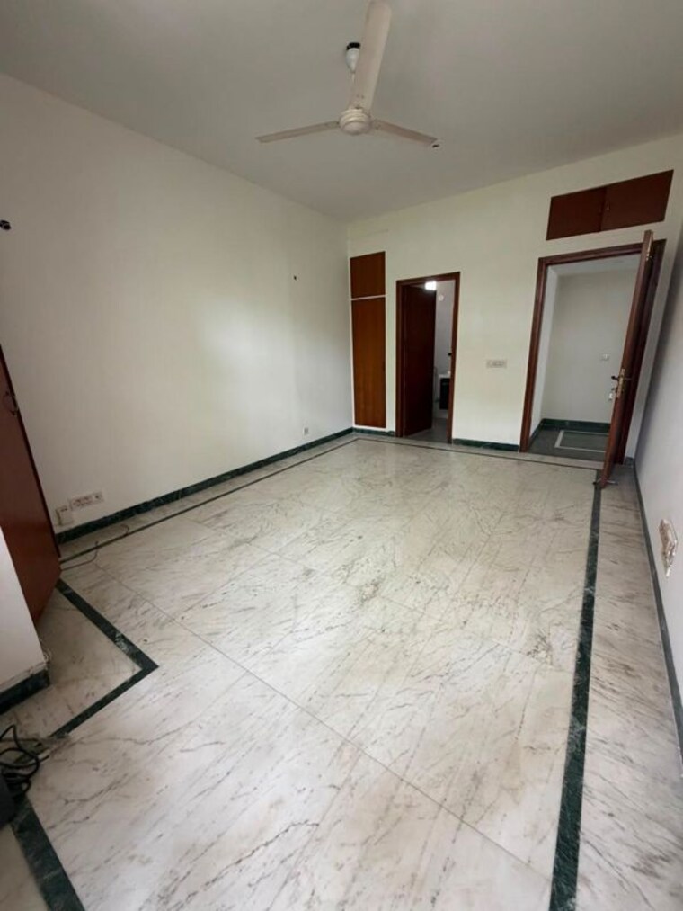 Room, dlf phase i 3 Bedroom 500 Sq.Yd. Builder Floor In Dlf Phase I Gurgaon 10606615